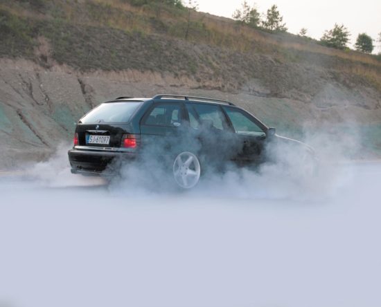 Tuning-BMW-E36-328i-Touring-palenie gumy