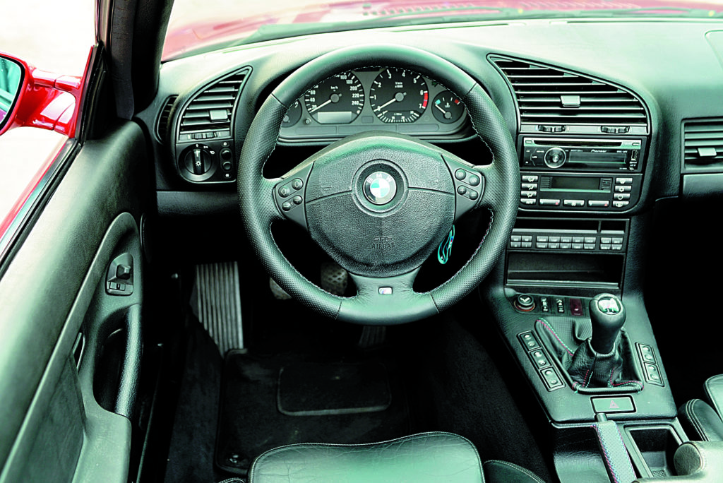 Tuning-BMW-E36-Cabrio-kokpit