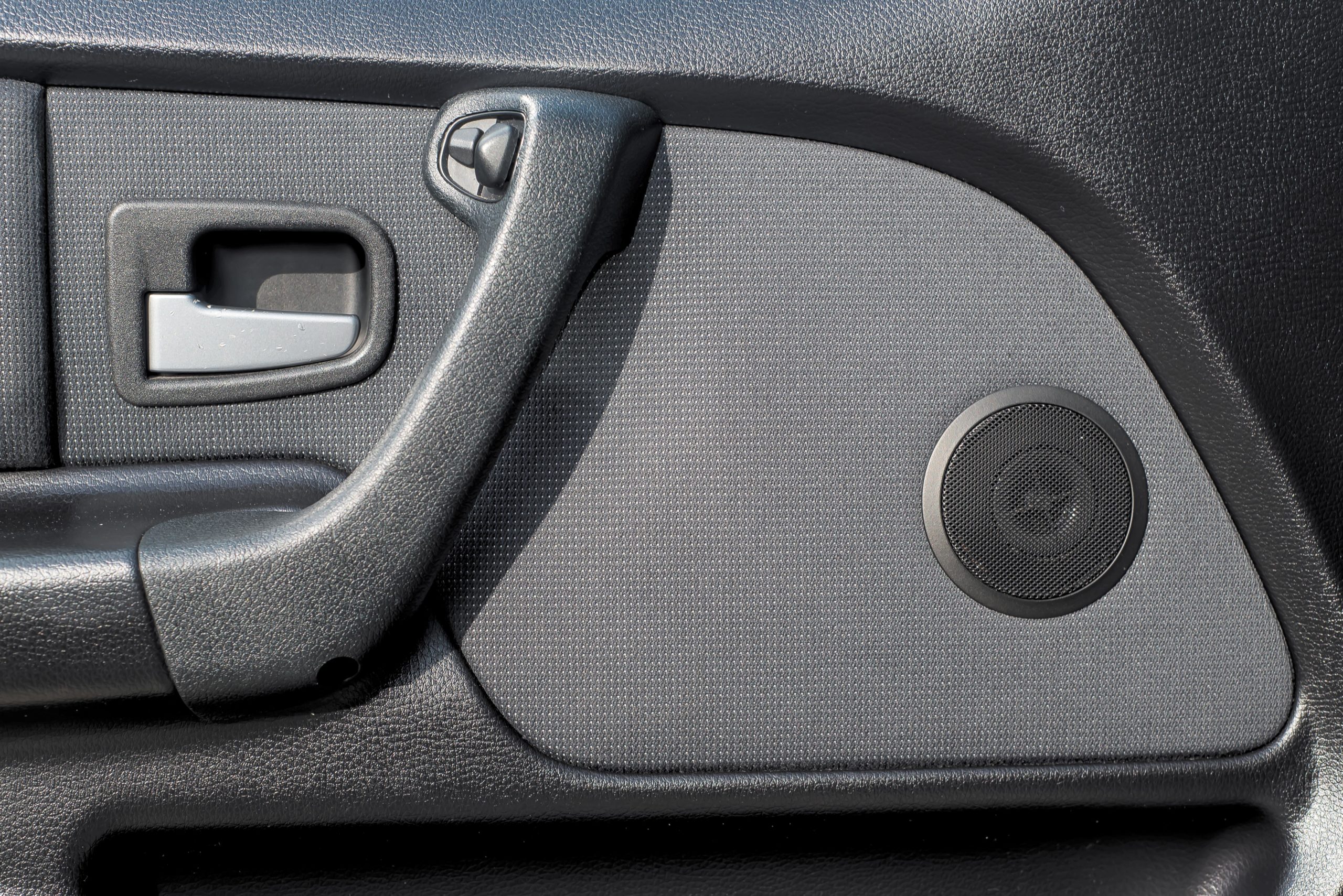 Tuning-BMW-E36-Compact-323ti-głosnik w drzwiach