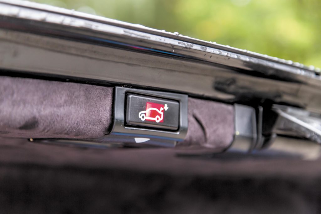 Tuning-BMW-E38-740i-Individual-przycisk zamykania klapy bagaznika