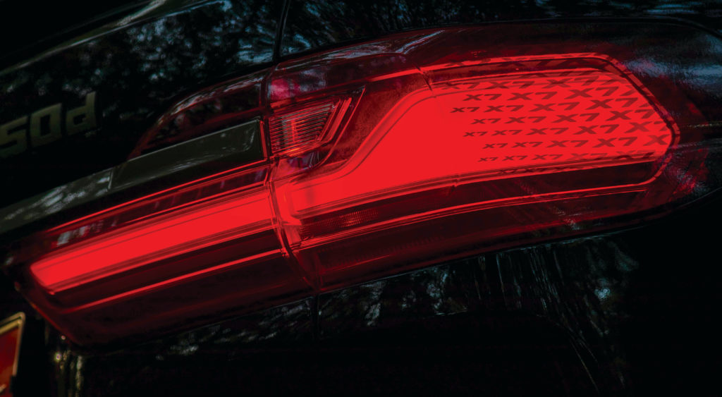 Tuning-BMW-X7-Vilner-Garage-tylne światła z logo X7
