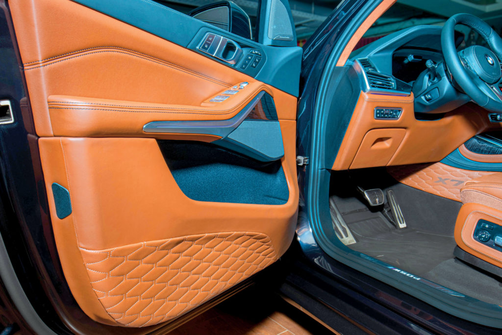 Tuning-BMW-X7-Vilner-Garage-tapicerka drzwi