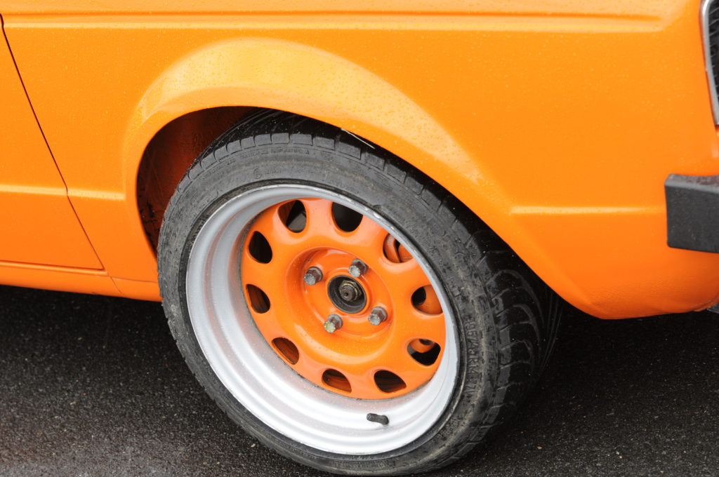 Tuning-VW-Caddy-1-pomalowana na pomarańczowo felga