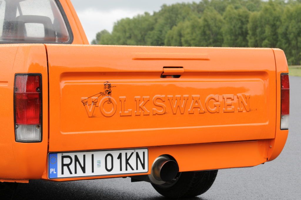 Tuning-VW-Caddy-1-tył pomarańczowego auta