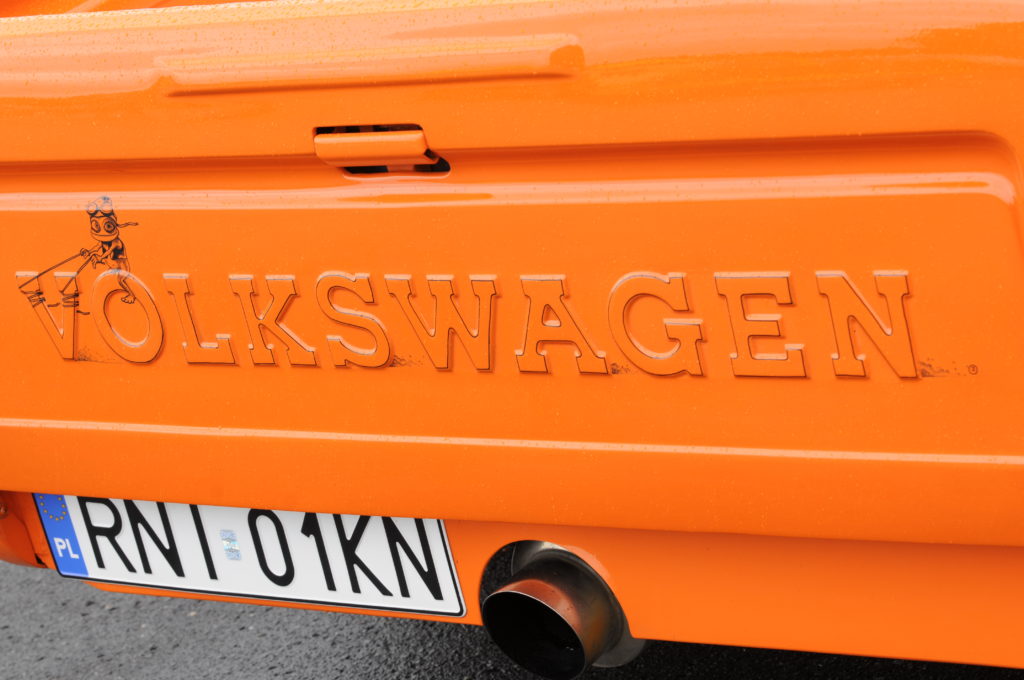 Tuning-VW-Caddy-1-napis volkswagen z tyłu
