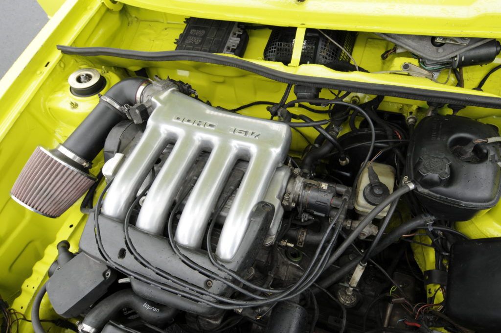 Tuning-VW-Caddy-1-silnik z napisem DOHC 16V