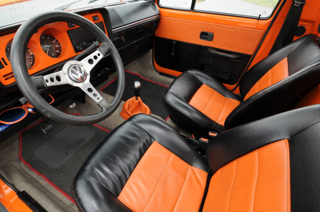 Tuning-VW-Caddy-1-kokpit pomarańczowego caddy