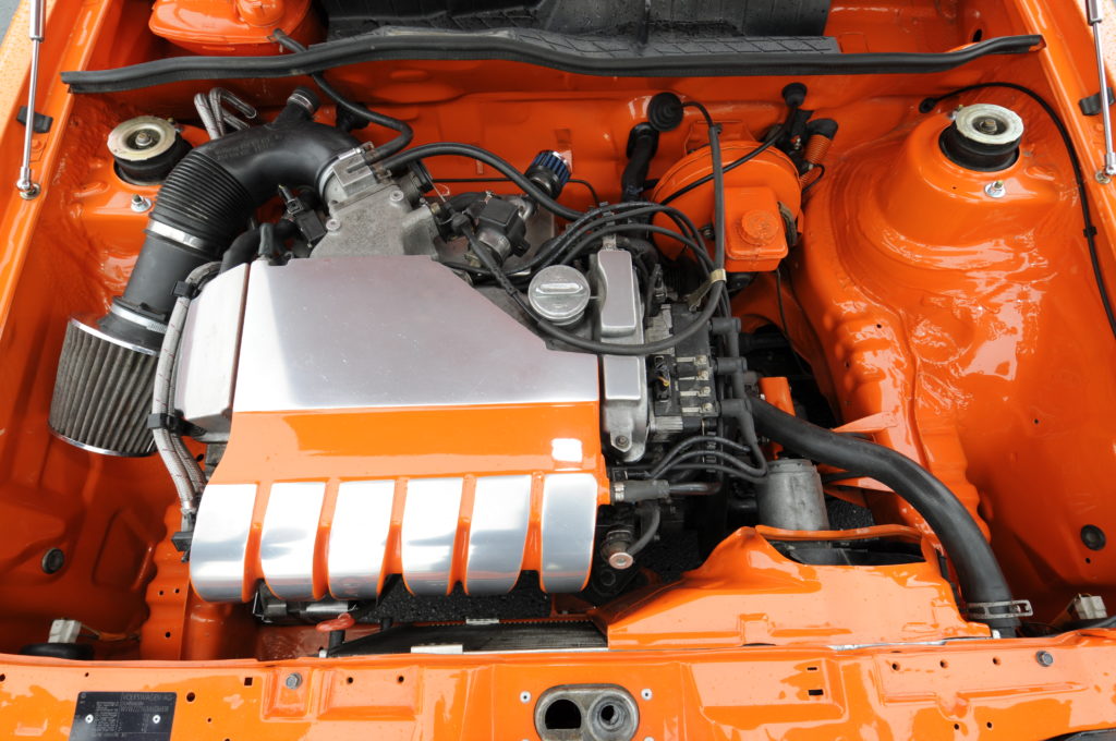 Tuning-VW-Caddy-1-silnik z pomarańczową pokrywą