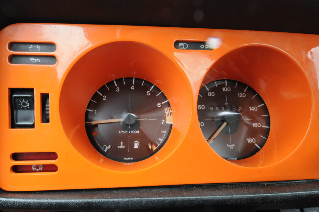 Tuning-VW-Caddy-1-zegary z pomarańczową obudową