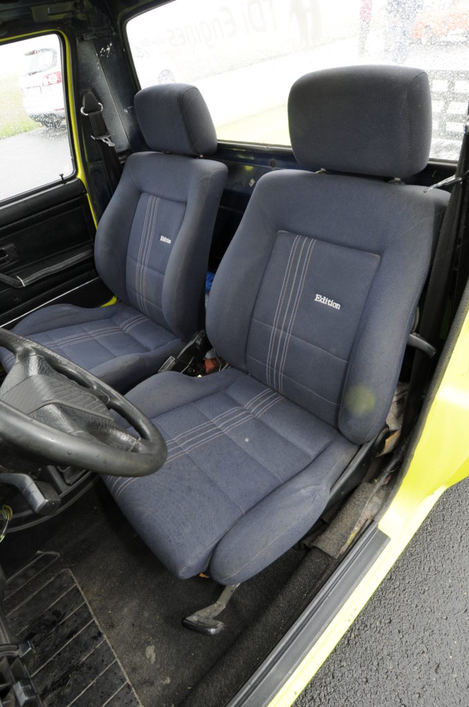 Tuning-VW-Caddy-1-przednie fotele z napisem edition