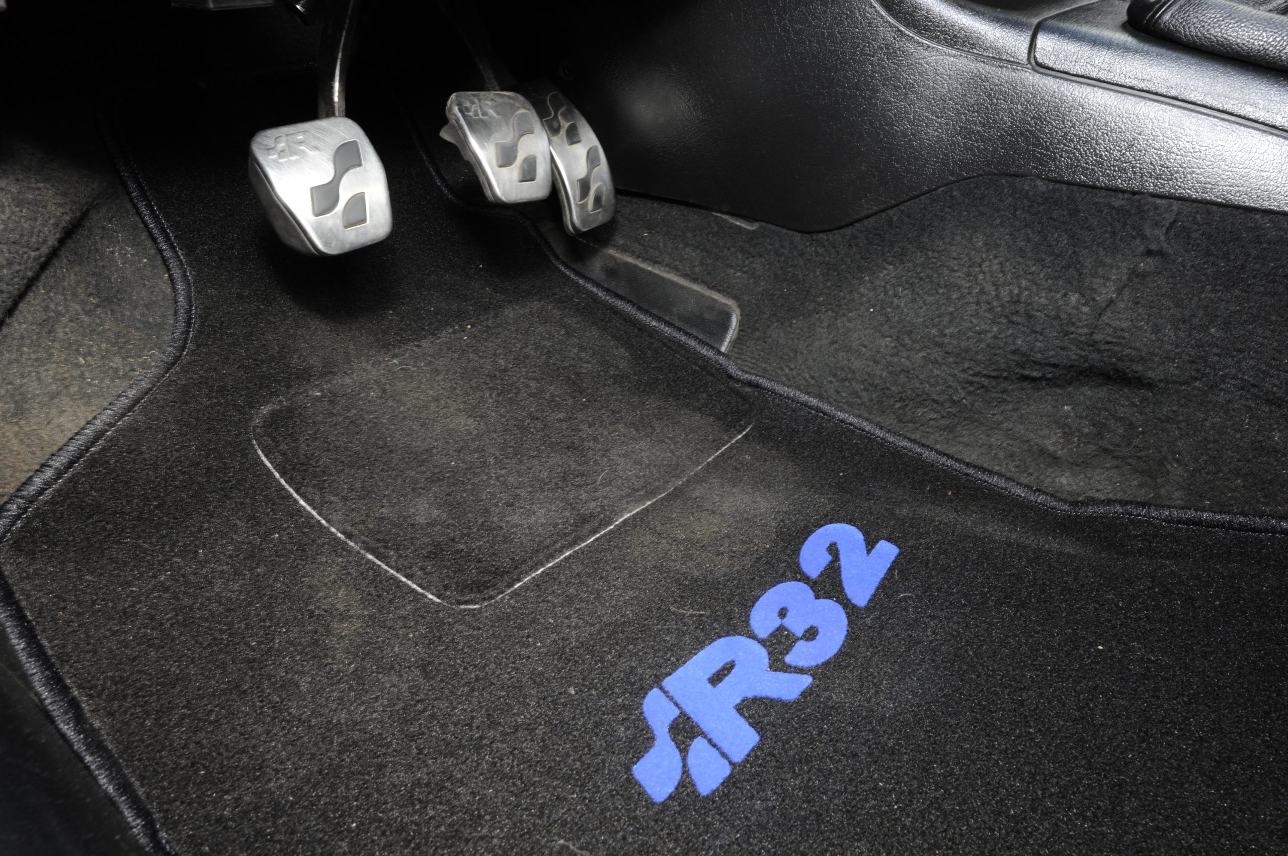 Tuning-VW-Caddy-1-R32-dywanik i pedały z logo R32