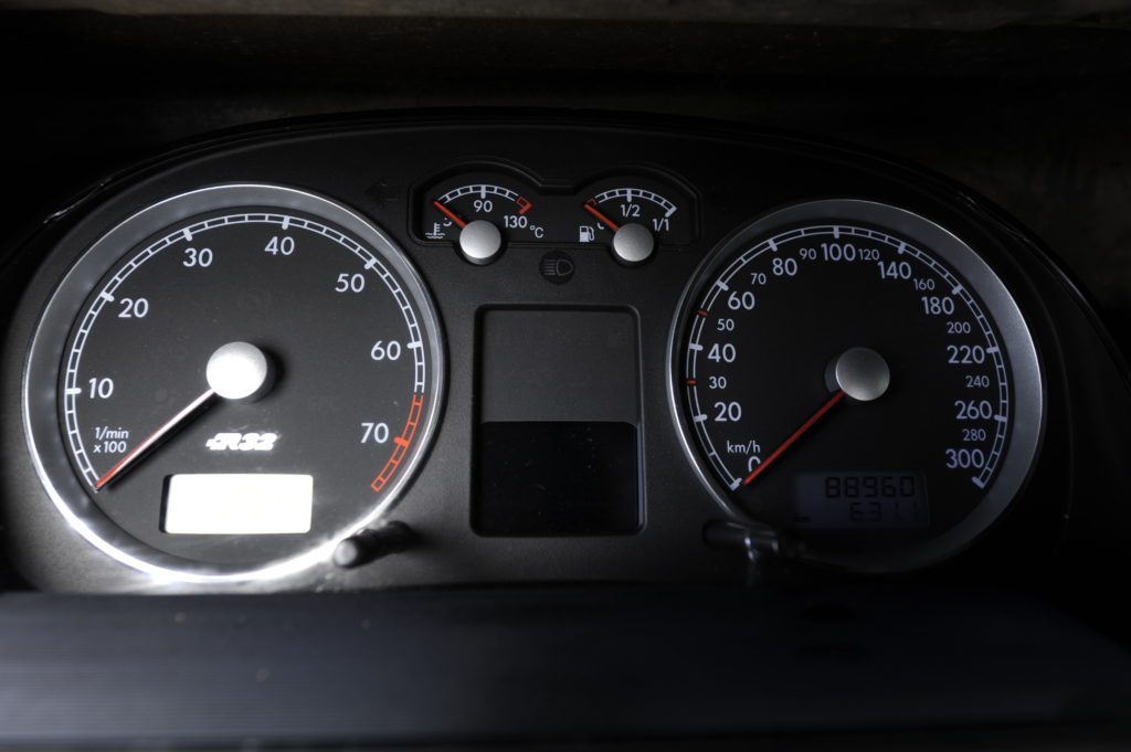 Tuning-VW-Caddy-1-R32-zegary z logo R32
