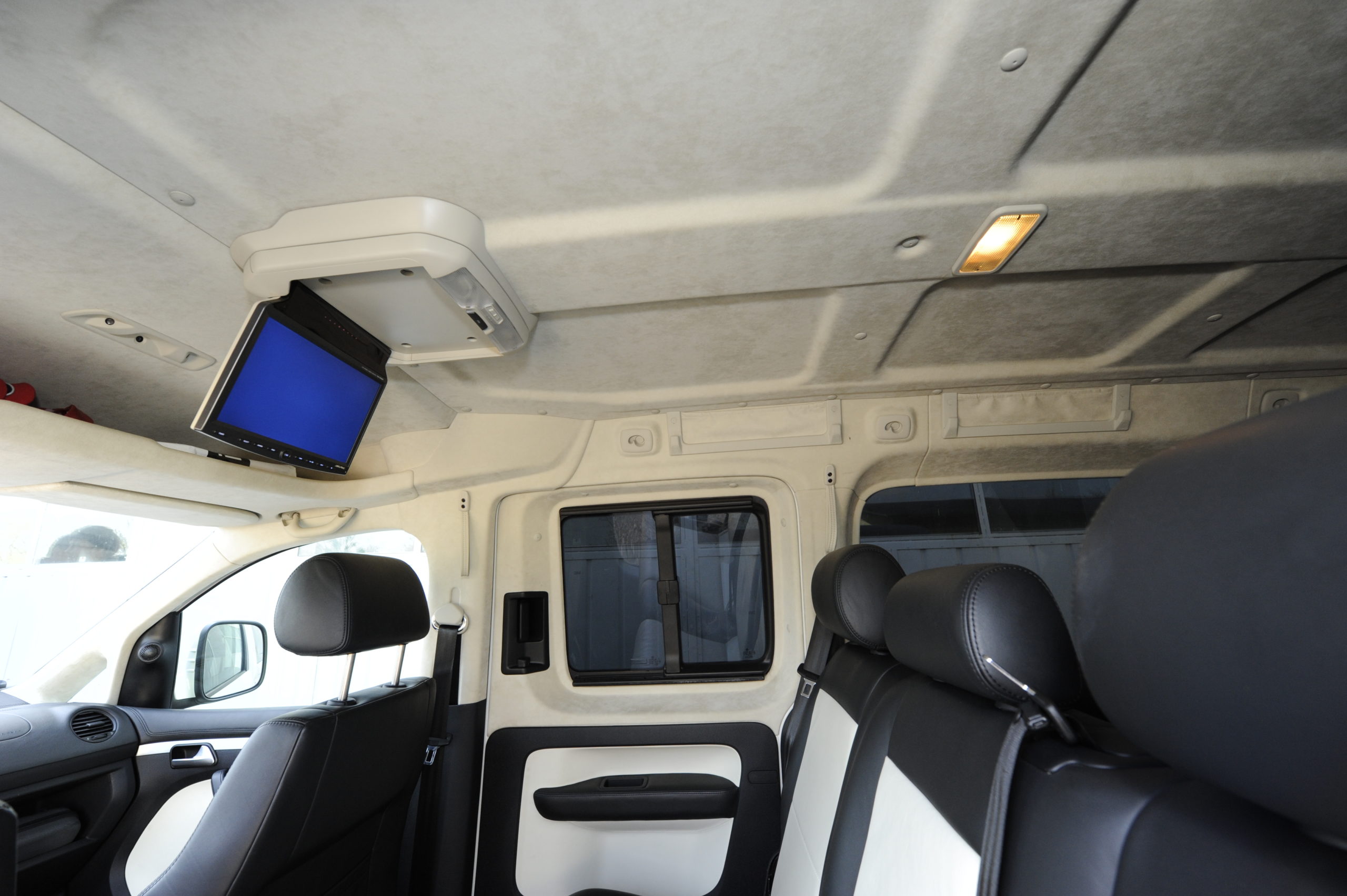 Tuning-VW-Caddy-2.0-TDI-monitor pod sufitem