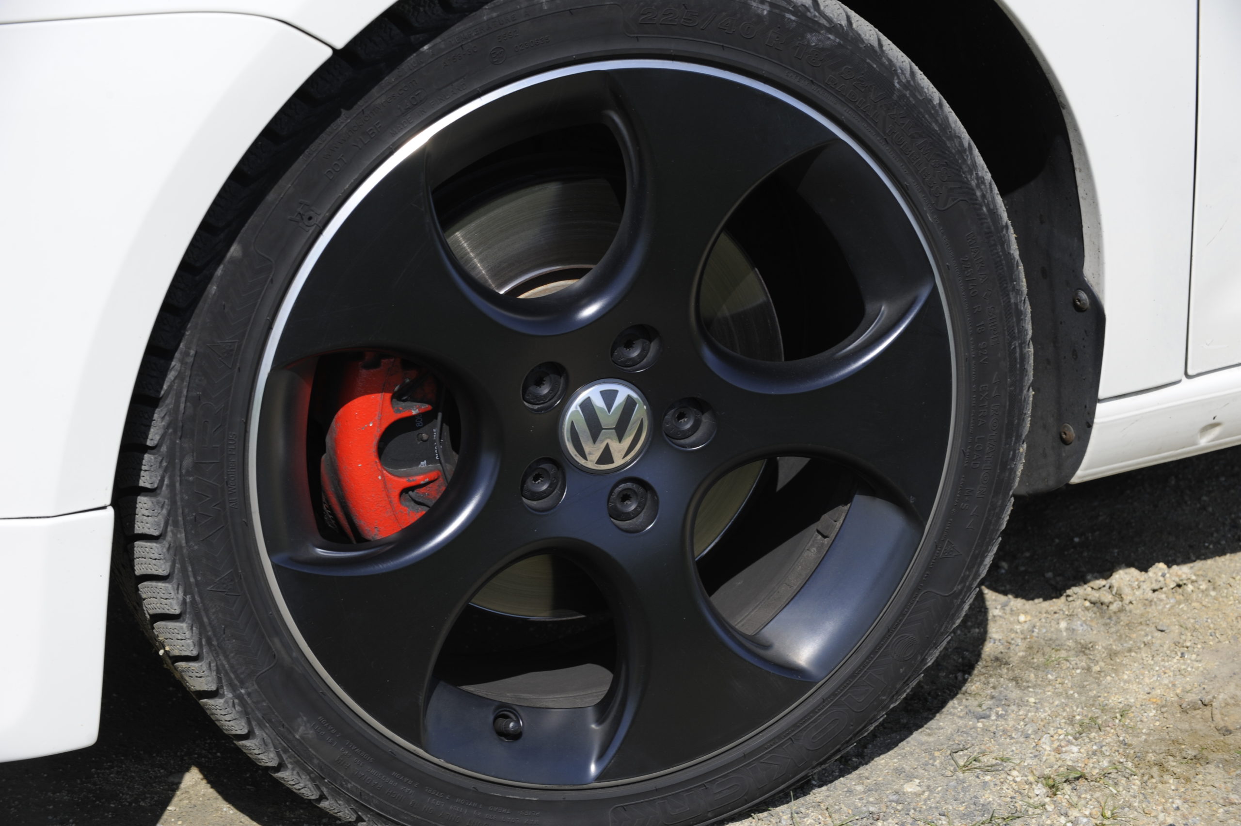 Tuning-VW-Caddy-2.0-TDI-koło i czerwone zaciski hamulców