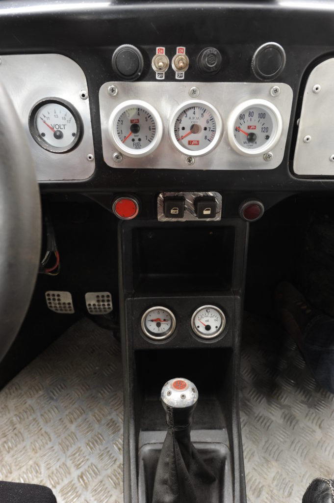 Tuning-VW-Garbus-panel-ze-wskaźnikami
