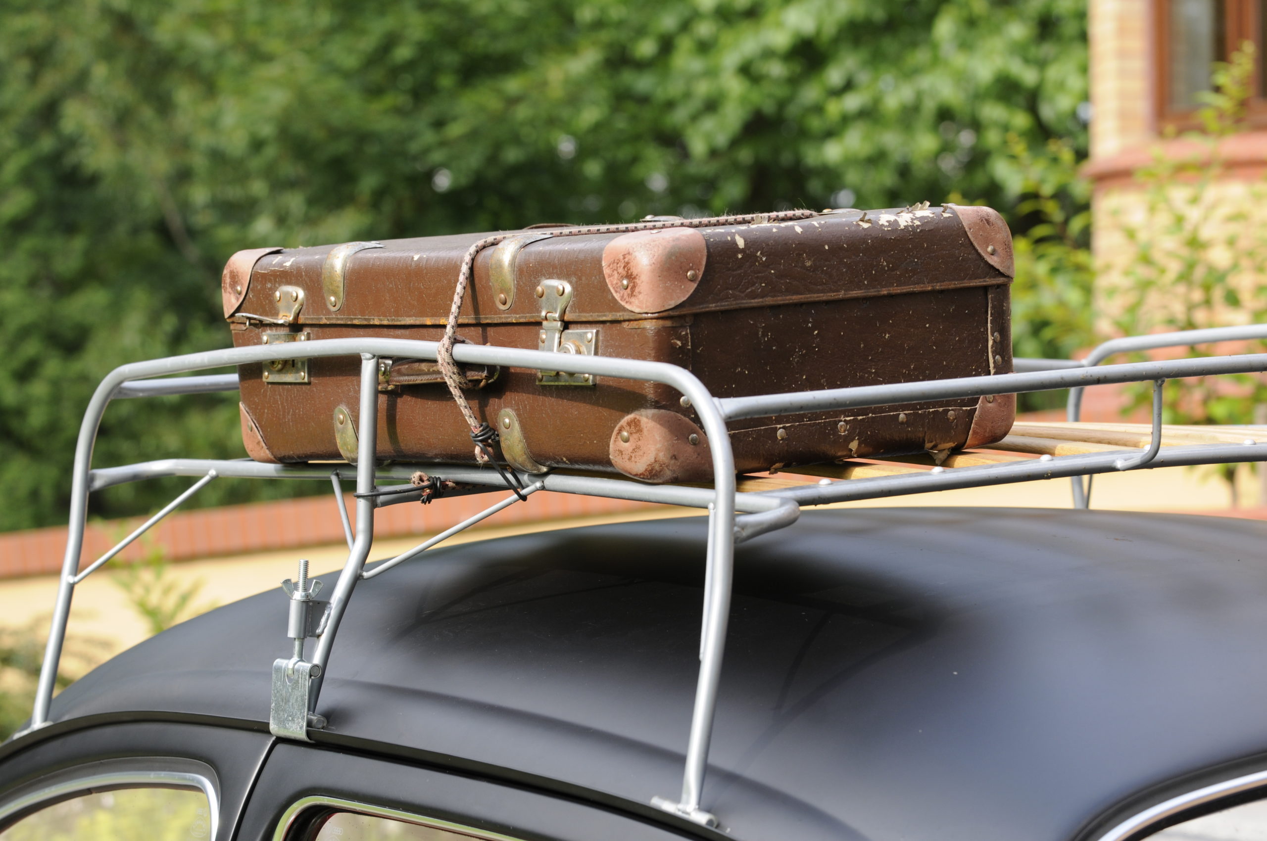 VW Garbus po tuningu dachowy bagażnik z walizką
