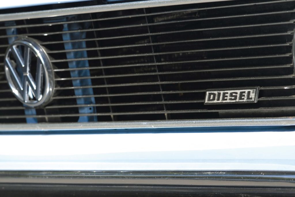 Tuning VW Golf 1 GTI napis diesel na grillu