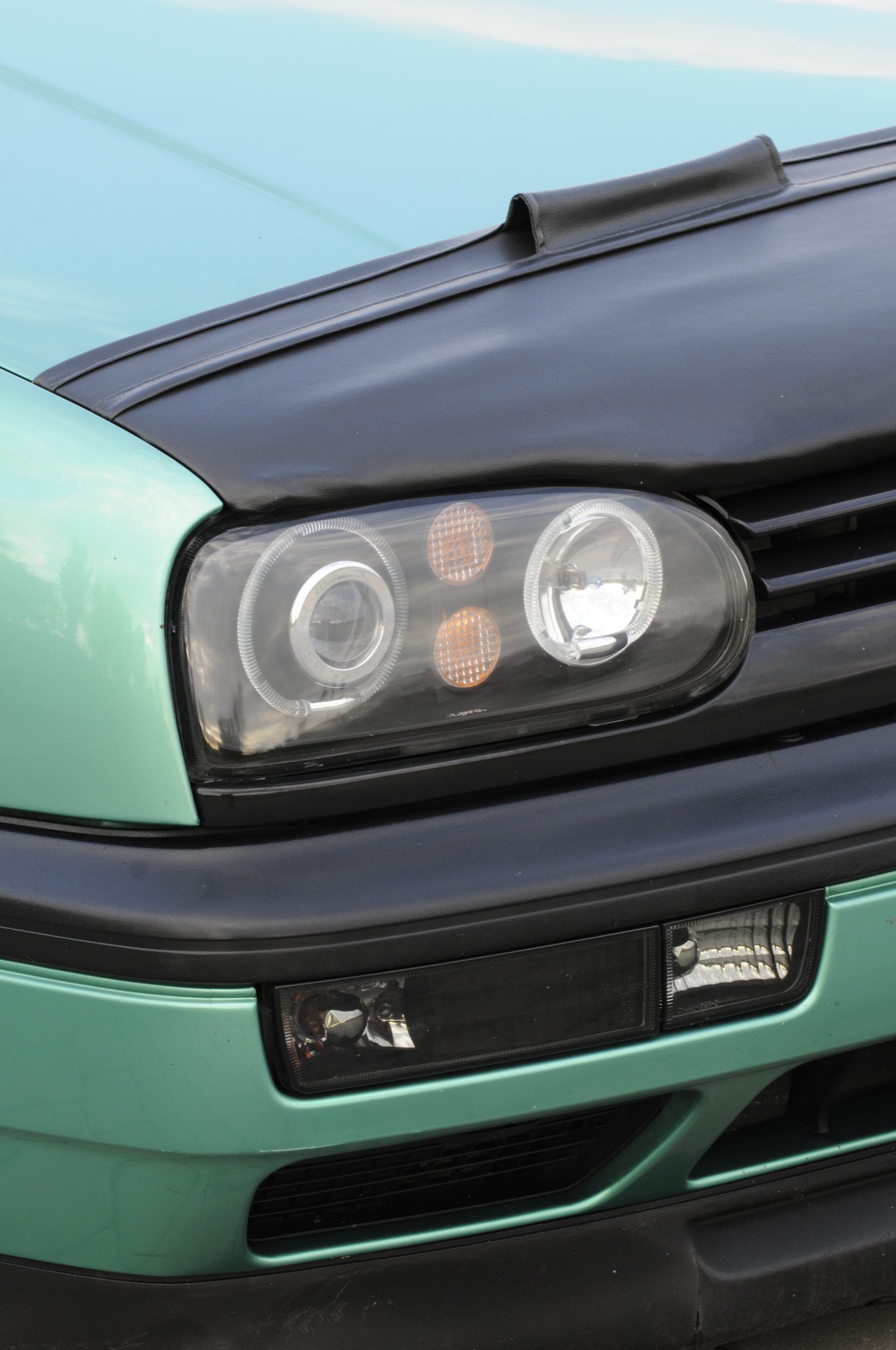 Tuning-VW-Golf-3-GL-przedni reflektor i BRA