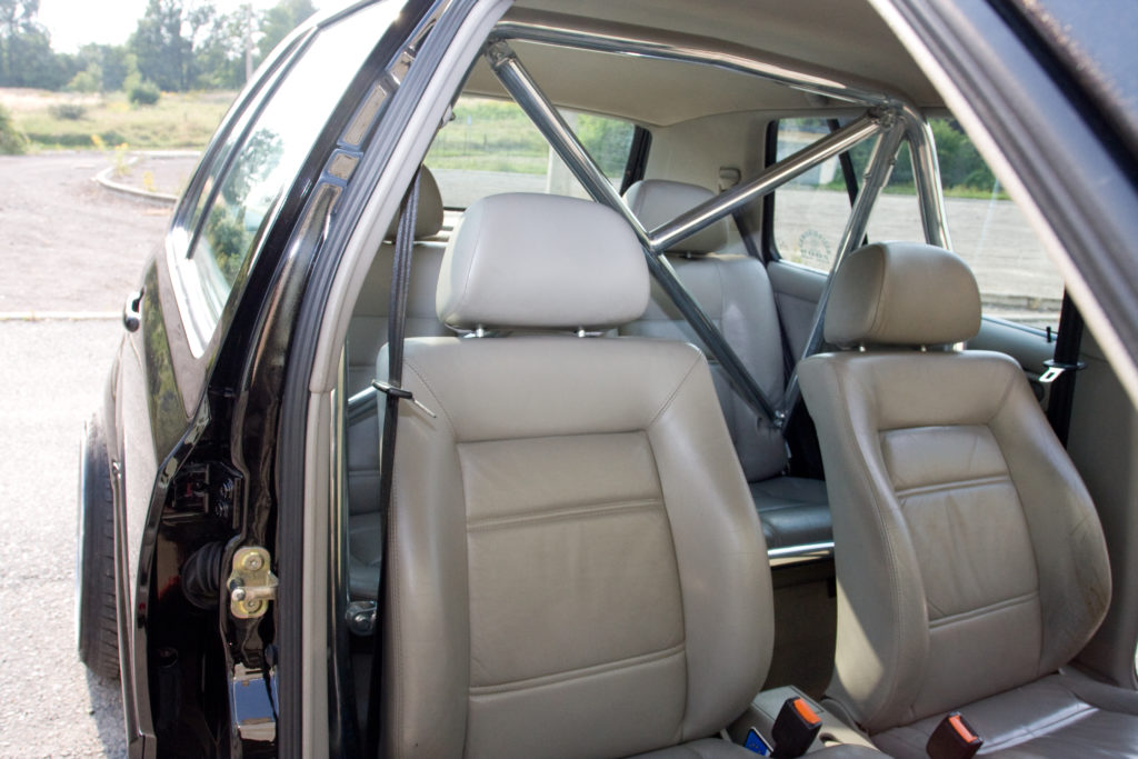Tuning-VW-Golf-3-VR6-syncro-fotele przednie i klatka bezpieczenstwa