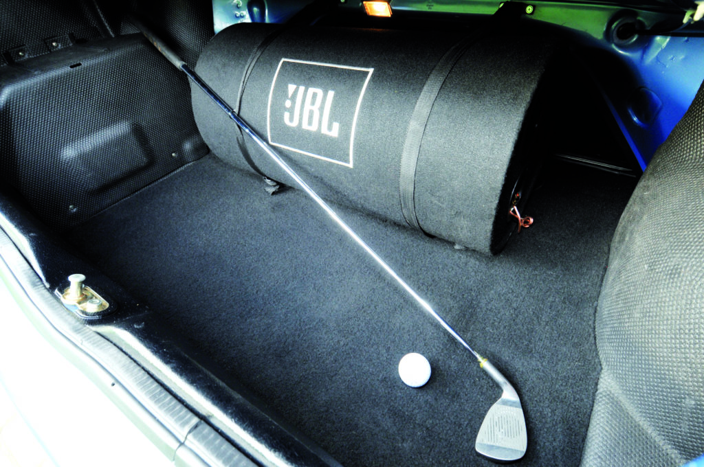 Tuning-VW-Golf-3-cabrio-glosnik jbl w bagazniku