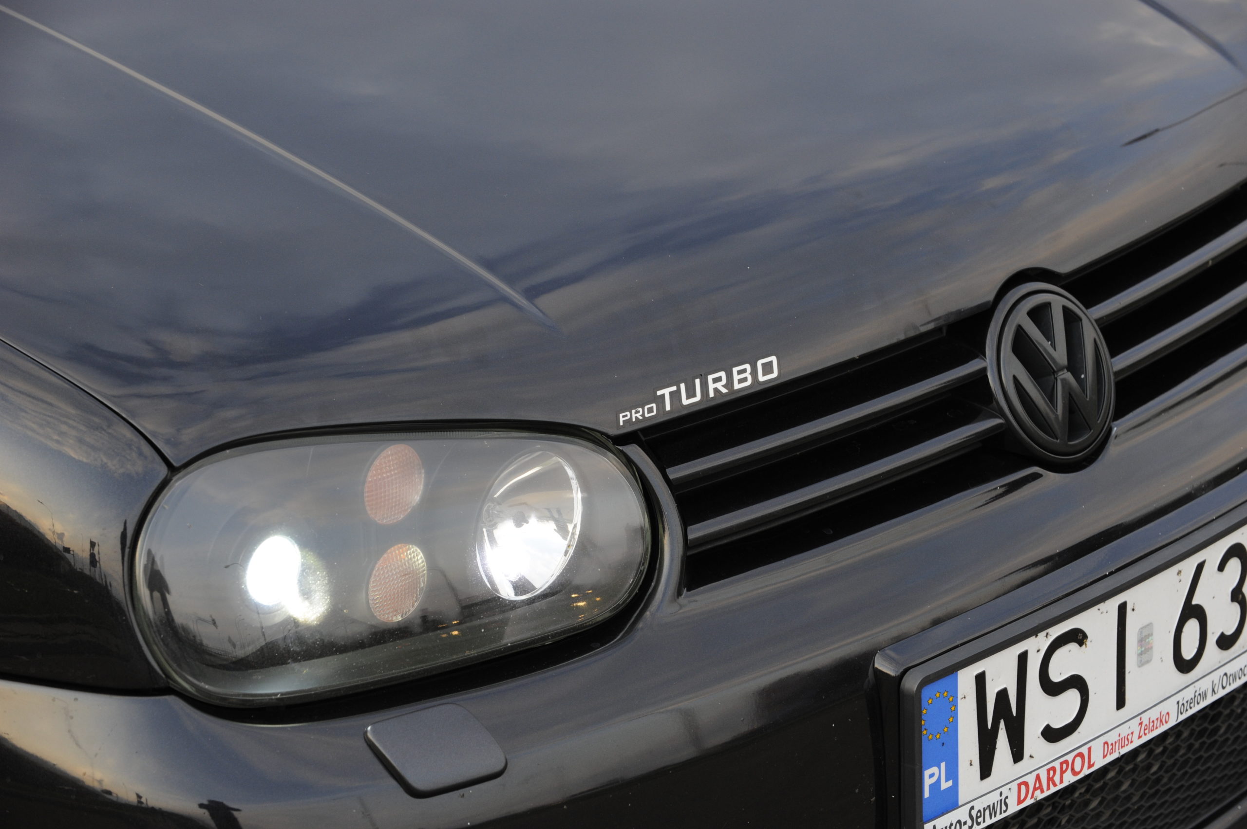 Tuning-VW-Golf-4-VR6-maska silnika z napisem pro TURBO