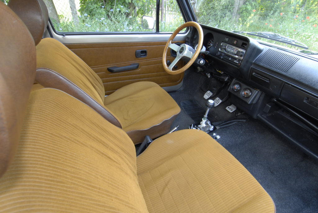 Tuning-VW-Golf-Mk1-CL-przednie fotele i kokpit