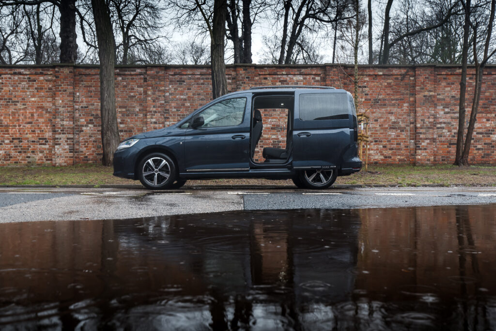 VW Caddy Dark Label widok z boku