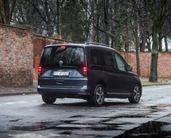 VW Caddy Dark Label widok z tyłu