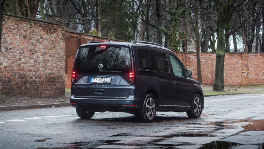 VW Caddy Dark Label widok z tyłu