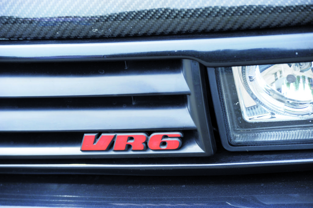 VW Corrado VR6 oznaczenie VR6 na grillu