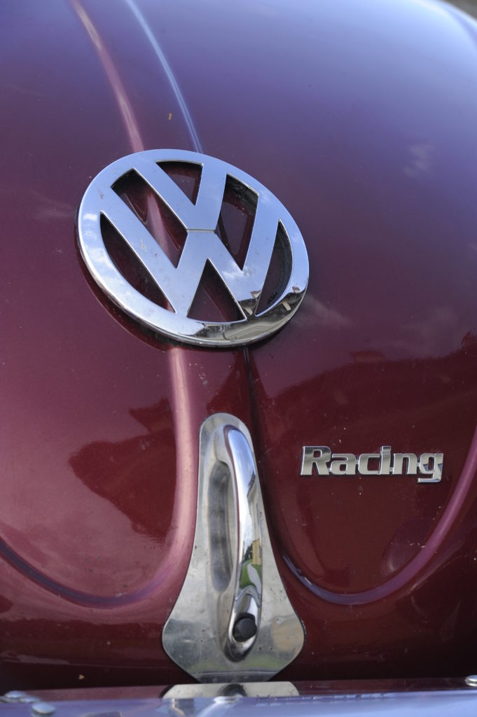 VW Garbus 1200 chromowane logo VW i napis racing