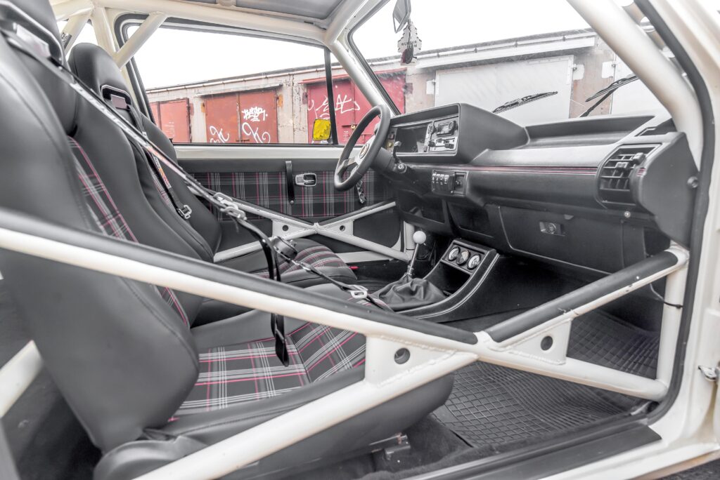 Tuning VW Golfa MK1 kokpit i klatka bezpieczeństwa