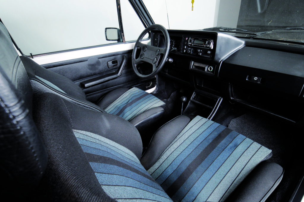 VW Golf 1 GTI Pirelli kokpit i fotele
