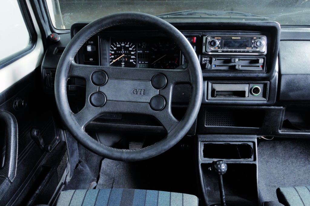 VW Golf 1 GTI Pirelli kokpit