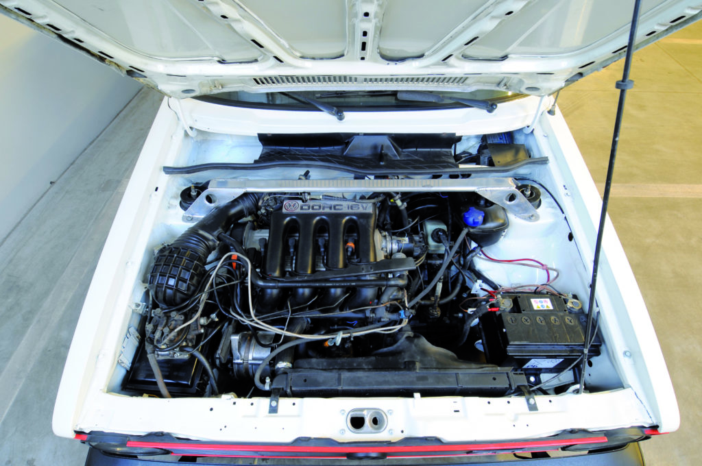 VW Golf 1 GTI Pirelli widok komory silnika