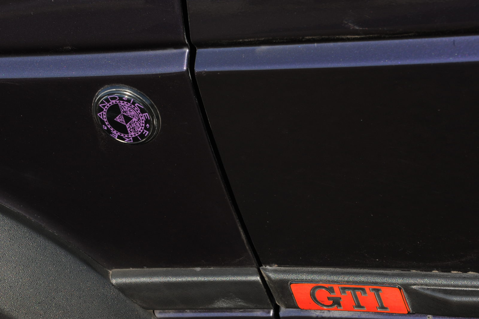 VW Golf 2 Fire&Ice logotypy na boku auta