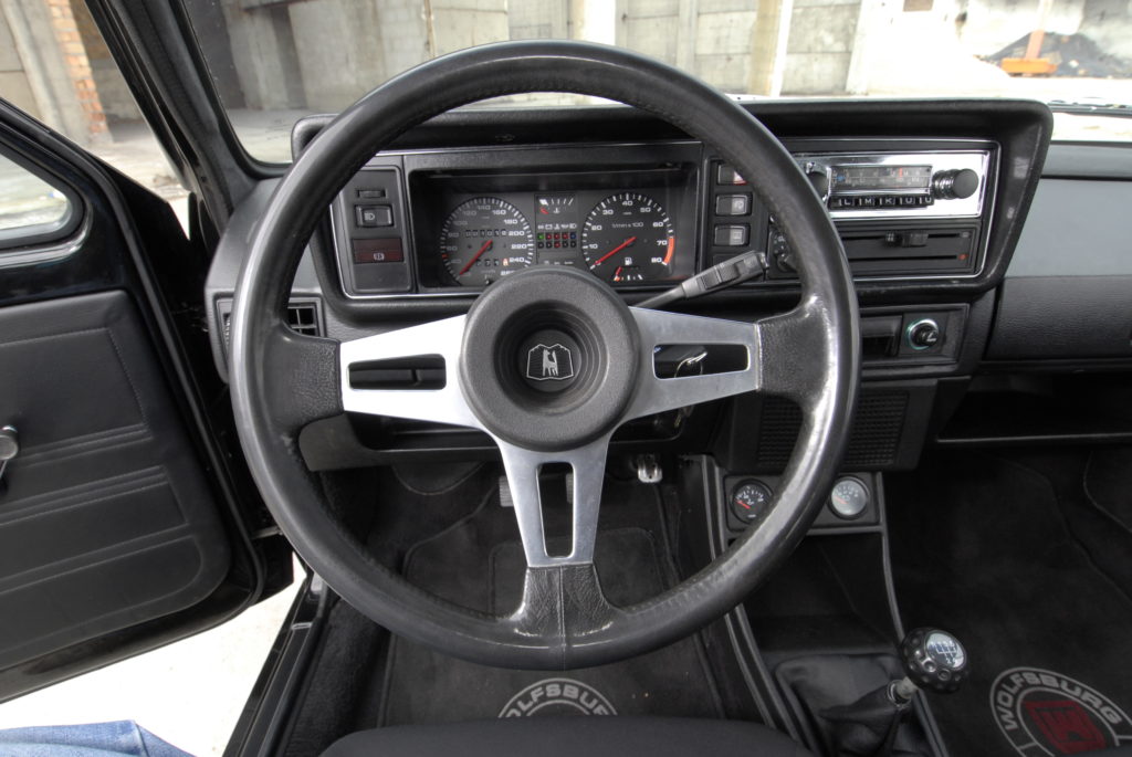 VW Golf Mk 1 Pirelli kokpit