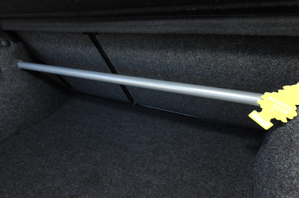 Tuning VW Golf Mk3 1.8 ADZ rozpórka w bagażniku