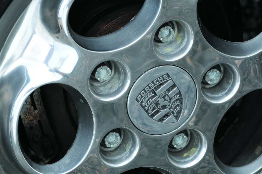 VW-Passat-B1-felga z logo Porsche