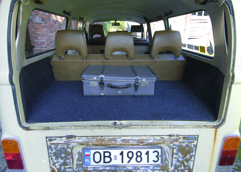 VW T2 w stylu Ros bagażnik z walizką z epoki