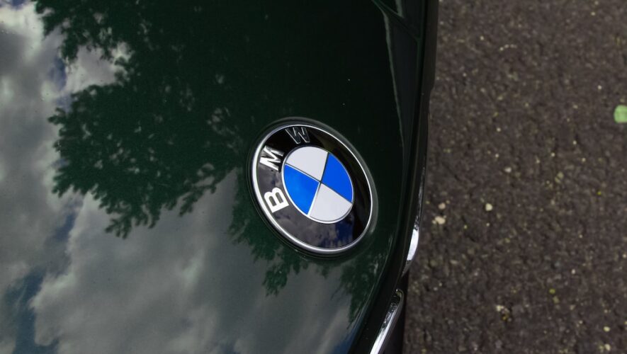 Logo BMW na masce