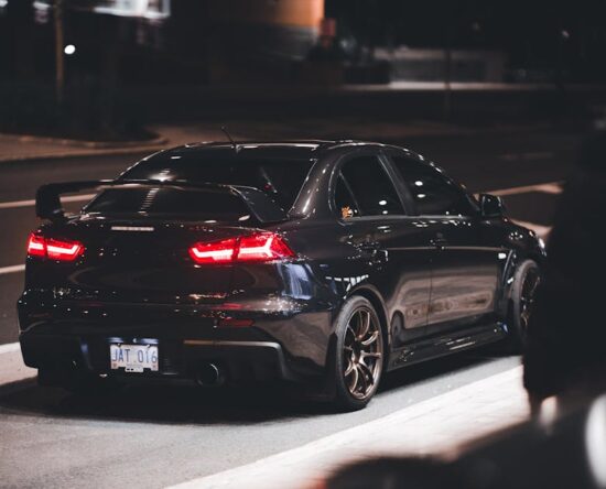 Tył Mitsubishi nocą