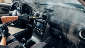 czyszczenie deski rozdzielczej w aucie