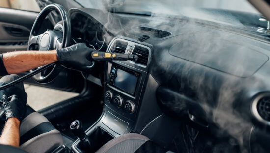 czyszczenie deski rozdzielczej w aucie