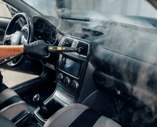 czyszczenie deski rozdzielczej w aucie