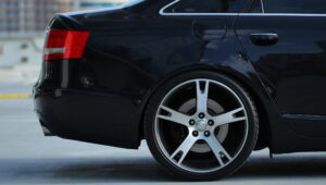 opona na tylnej osi auta