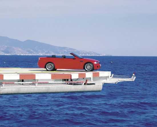 Używane BMW E46 Cabrio w kolorze czerwonym - zdjęcie nad morzem