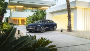 Audi przed domem i garażem