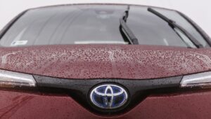 przód Toyoty z dużym logo marki