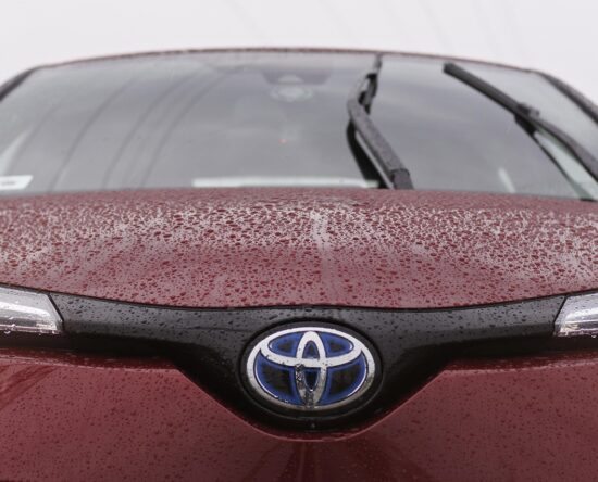 przód Toyoty z dużym logo marki